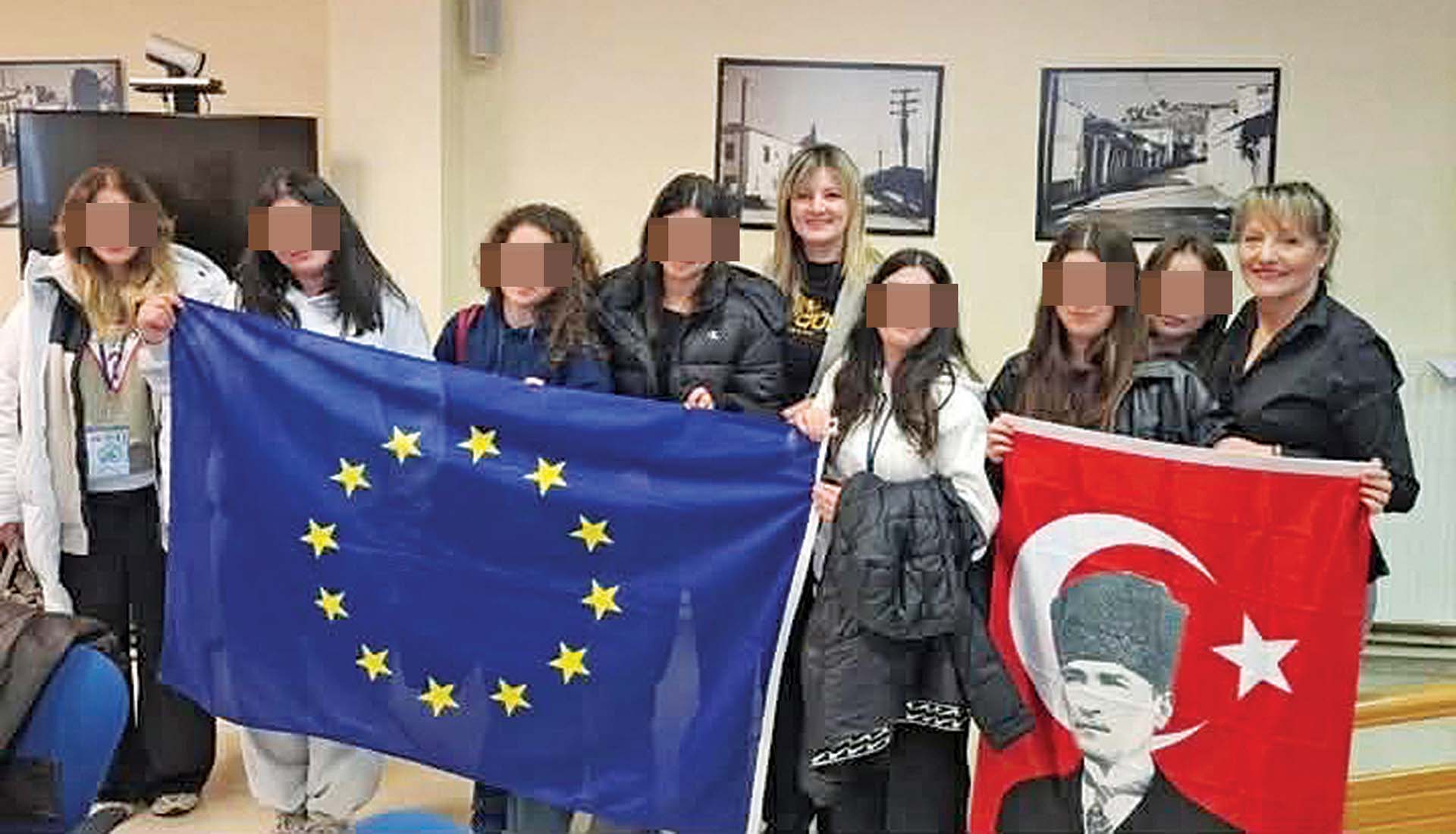 Σάλος στην Ελασσόνα! Αντιδήμαρχος φωτογραφήθηκε με σημαία του Κεμάλ