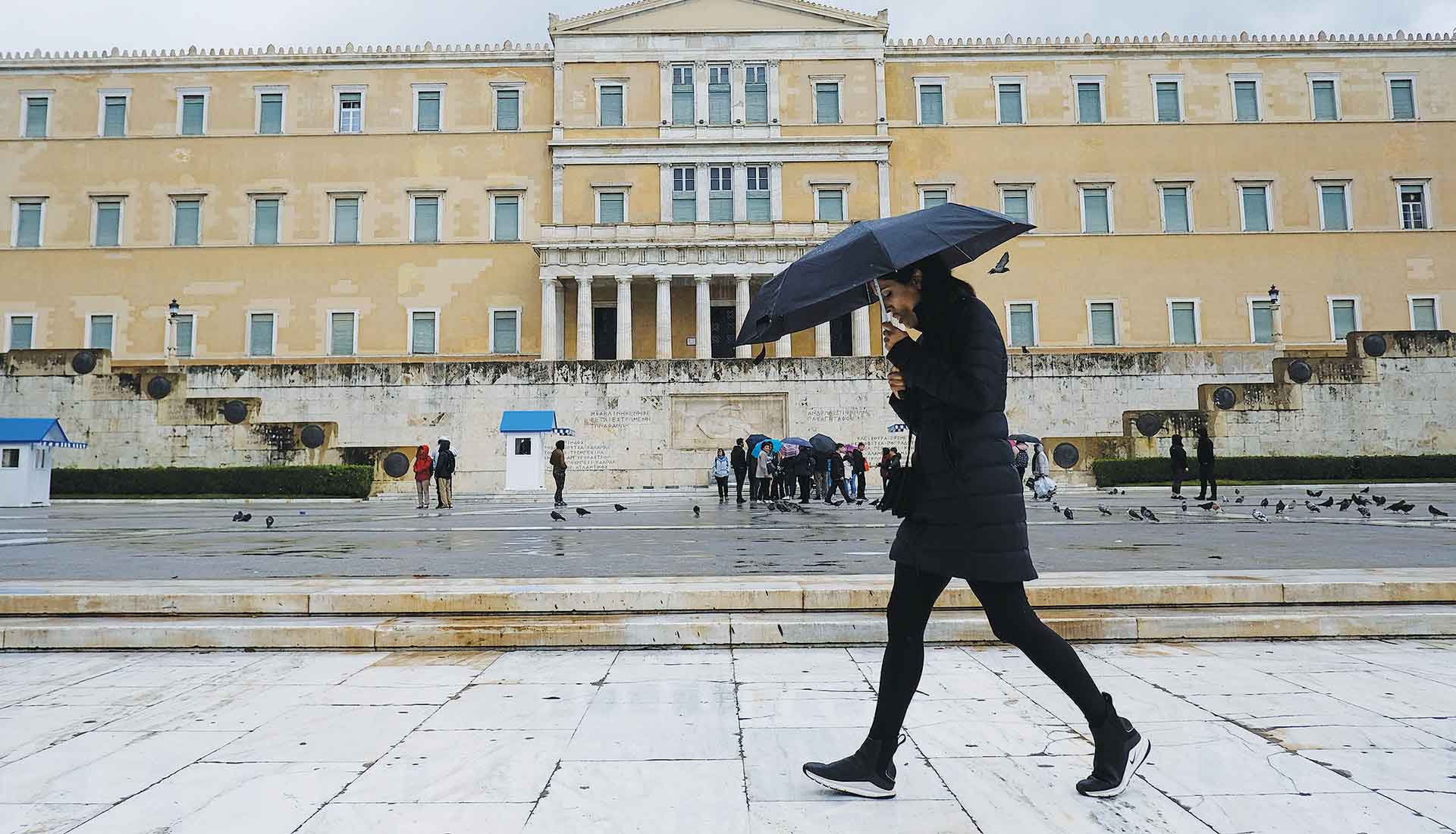 Παγκόσμια έρευνα «υποβαθμίζει» τη δημοκρατία στη χώρα