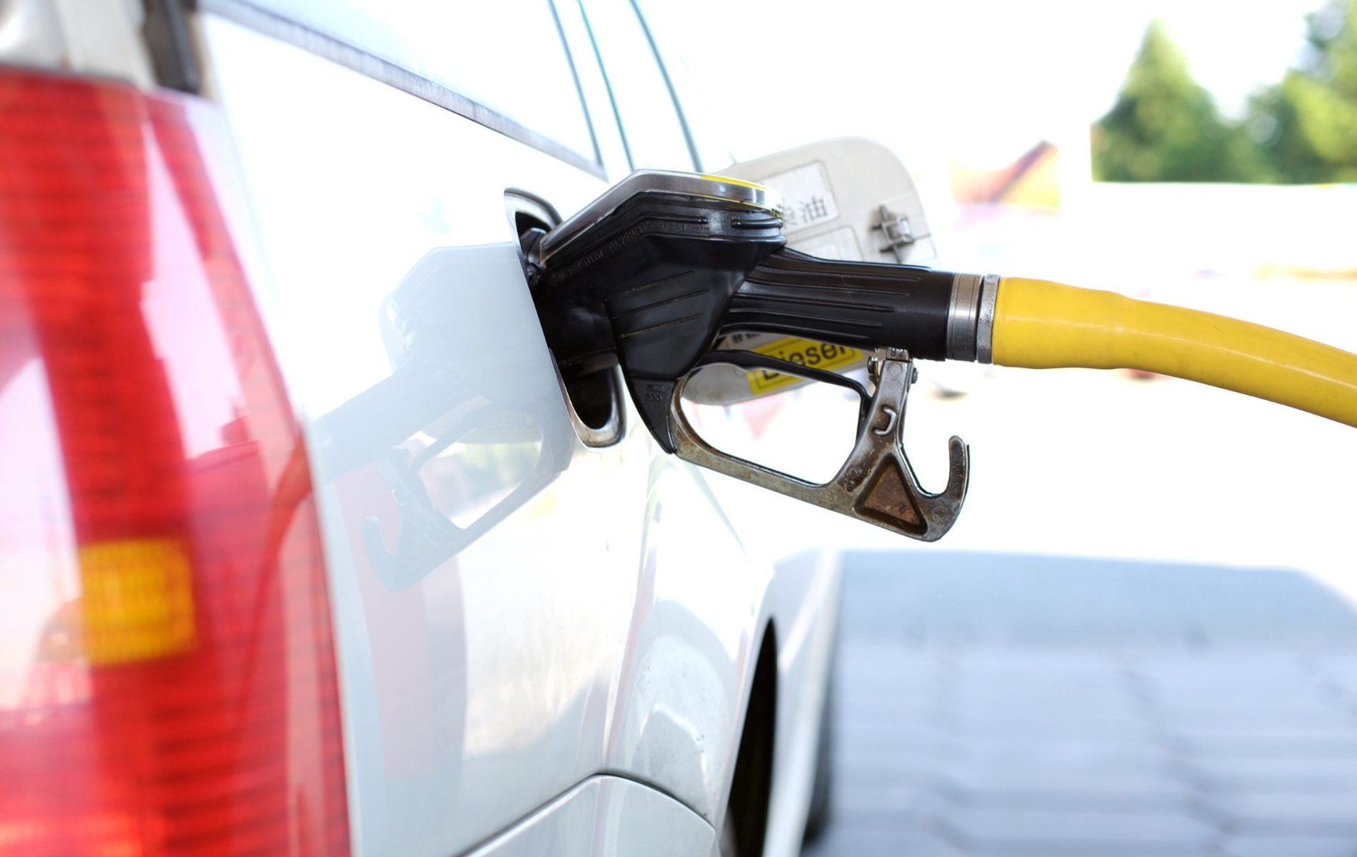 Ληστρικός ΕΦΚ: Η κυβέρνηση «πετάει το μπαλάκι» στις Βρυξέλλες και αφήνει τον λαό να αιμορραγεί στην αντλία