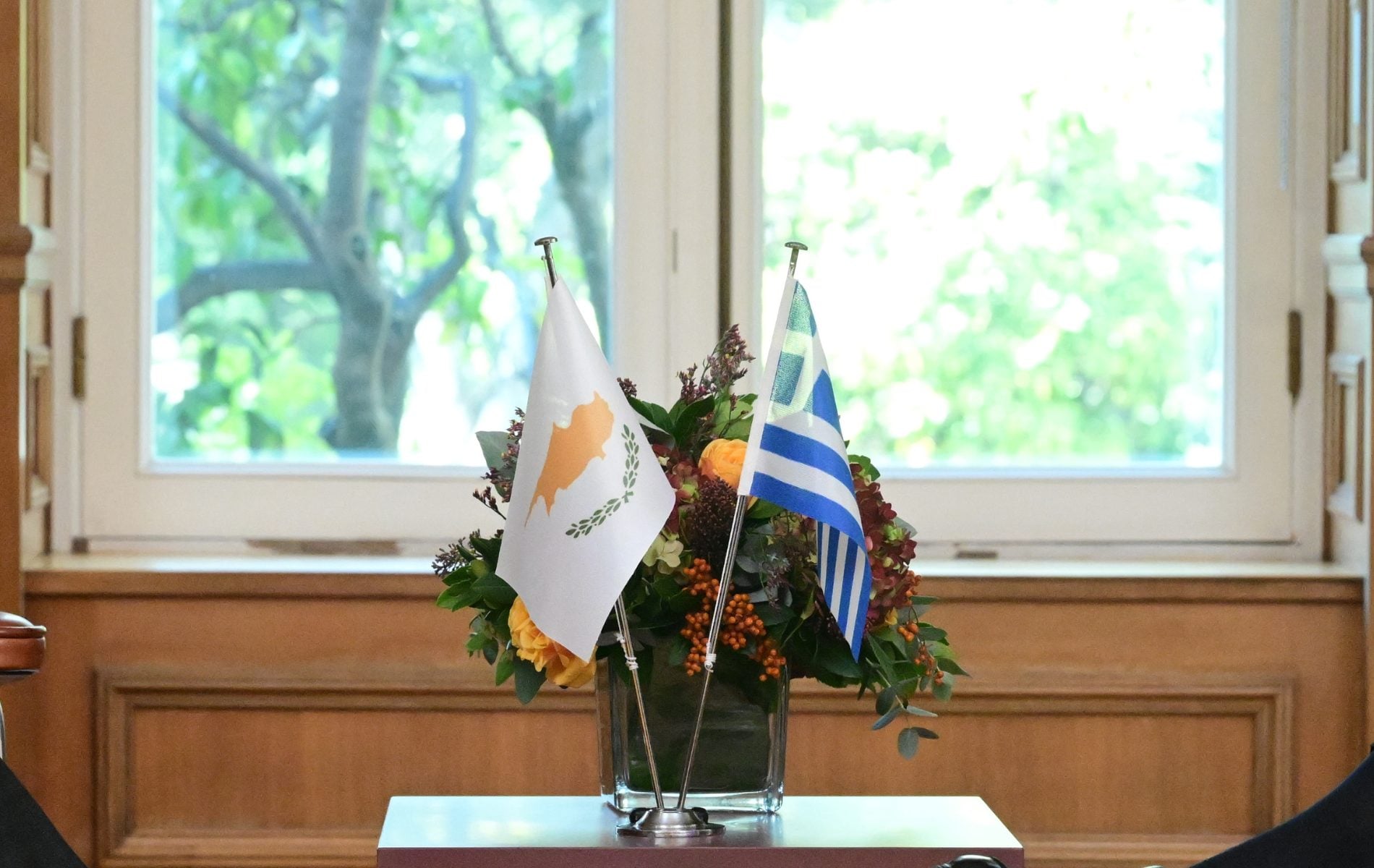 Η Ελλάδα των «δελτίων» και η Κύπρος των ελαφρύνσεων