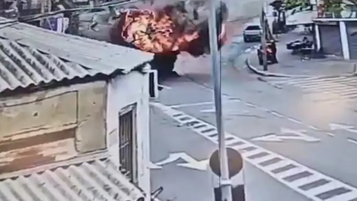 Βίντεο-σοκ από το Ισραήλ: Η στιγμή που βλήμα από ιρανικό πύραυλο διασποράς χτυπά σε κεντρικό δρόμο