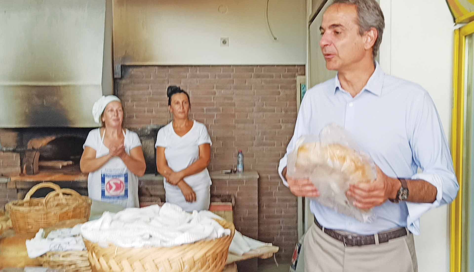 Παμφάγος πρωθυπουργός, ηθικολογεί