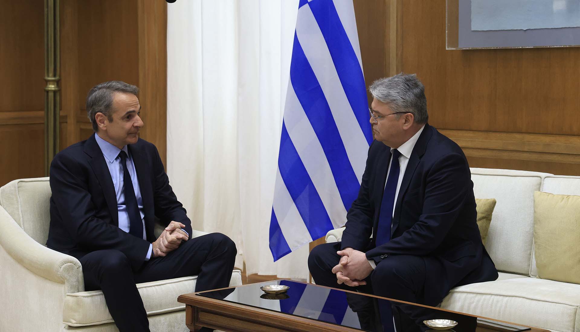 Ο πάγος έσπασε με… γαμπριάτικα: Το τετ α τετ Μητσοτάκη – Νατσιού