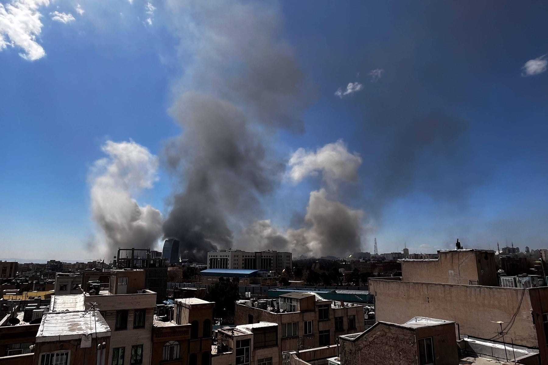 Κλιμακώνεται διαρκώς ο πόλεμος: Διαρκής ενημέρωση για τις τελευταίες εξελίξεις στην Μέση Ανατολή (Live βίντεο)