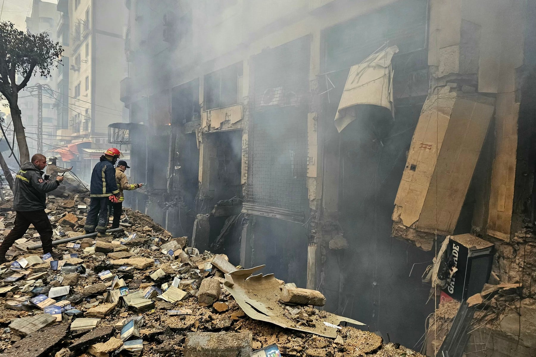 Εκτός ελέγχου η κατάσταση στη Μέση Ανατολή: Ολονύχτιοι βομβαρδισμοί κι αναχαιτίσεις drones – Οι πιέσεις του Τραμπ για τα Στενά του Ορμούζ