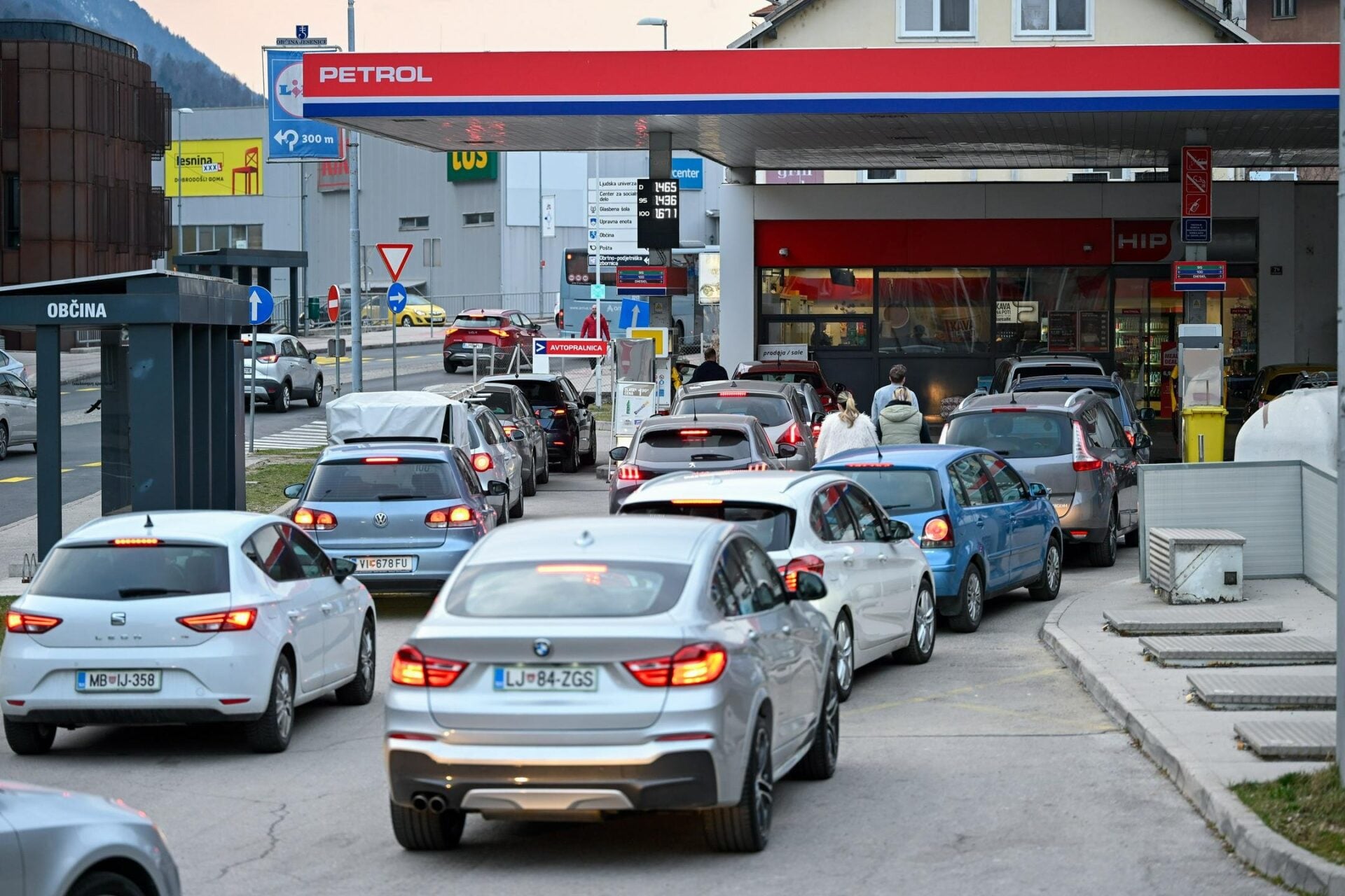 Κατάσταση έκτακτης ανάγκης στη Σλοβενία: Η κυβέρνηση ​​έβαλε δελτίο σε βενζίνη και ντίζελ! (εικόνες)