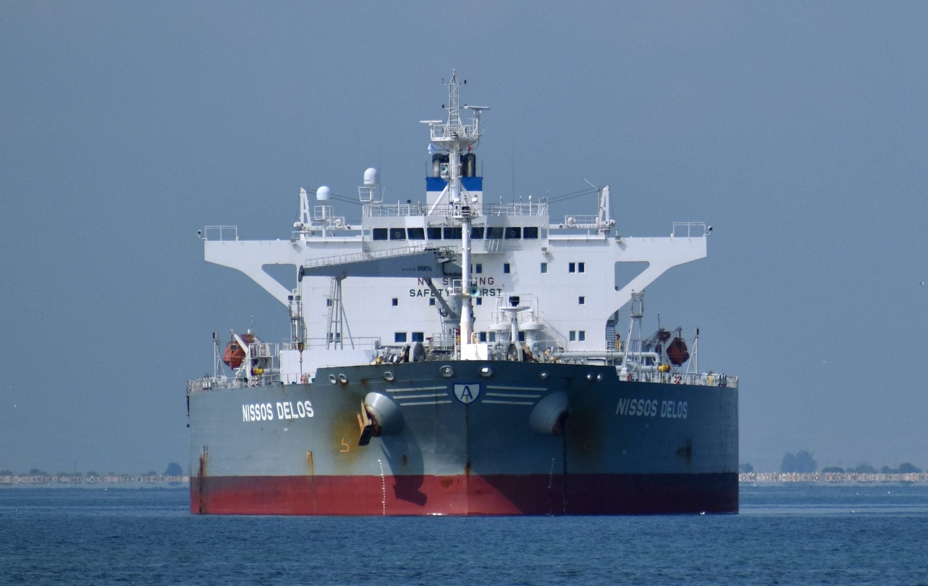 Το πετρέλαιο «ανασαίνει» στα 97 δολάρια και οι πύραυλοι του Ιράν σαρώνουν τον Κόλπο