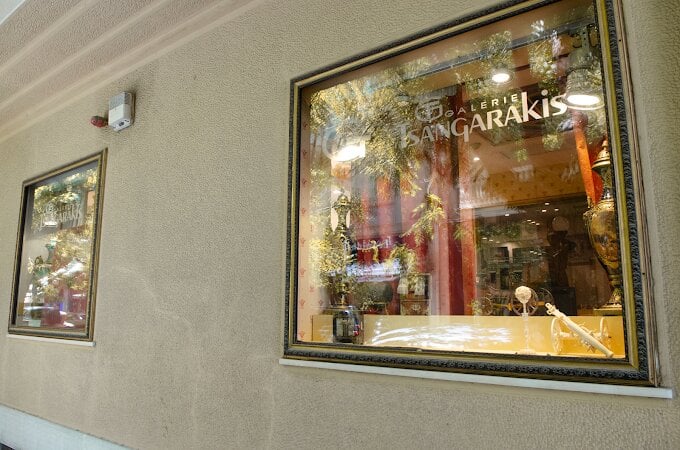 Κολωνάκι: Έφοδος του «ελληνικού FBI» στην γκαλερί του Γιώργου Τσαγκαράκη