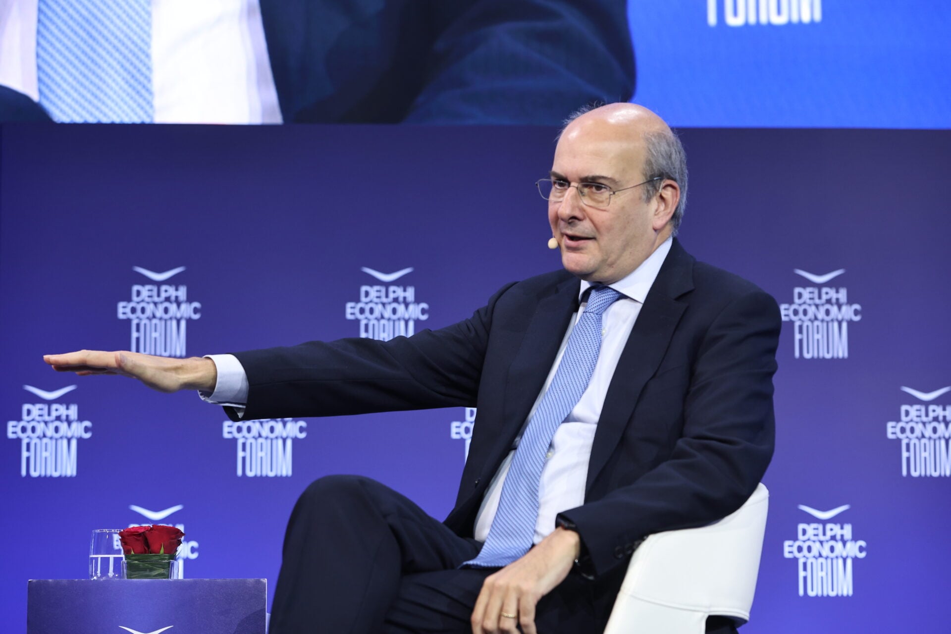 Στριμώχτηκε και άρχισε τις ειρωνείες ο Χατζηδάκης: “Γιατί οι Έλληνες δεν πάνε να ζήσουν στη Βουλγαρία ή στη Ρουμανία”;