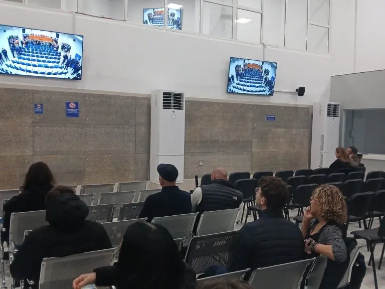 Εικόνες ντροπής στην επανέναρξη της δίκης για τα Τέμπη: Υπό διωγμό οι συγγενείς- Αποχωρήσεις και λιποθυμία του Πάνου Ρούτσι