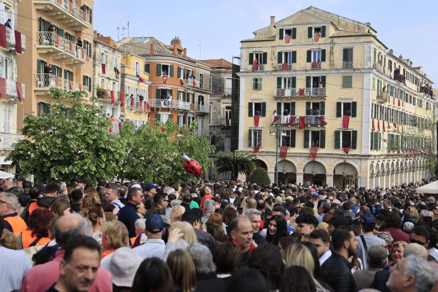 LIVE: Η Κέρκυρα «σπάει» το κακό – Δείτε ζωντανά το μοναδικό έθιμο με τους μπότηδες