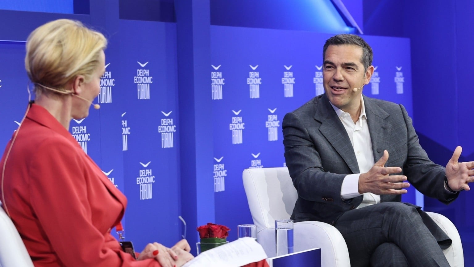 Τσίπρας κατά Μητσοτάκη από Δελφούς: «Αν είχαμε κανονικό πρωθυπουργό, θα έπρεπε να είχε παραιτηθεί» – Ανακοίνωσε την επιστροφή του