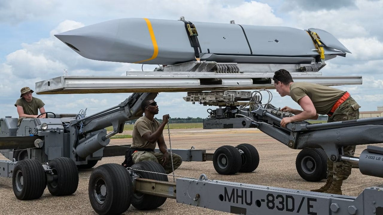 Bloomberg: Οι ΗΠΑ θα έχουν πρόβλημα με την Κίνα – Άδειασαν οι αποθήκες του Ειρηνικού από stealth πυραύλους «JASSM-ER» λόγω Ιράν