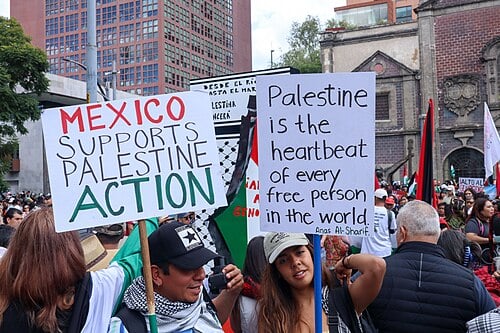 Σαρωτικές συλλήψεις στο Λονδίνο: Στα χέρια της αστυνομίας ο frontman των Massive Attack και εκατοντάδες διαδηλωτές του