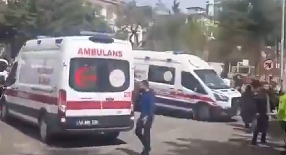 Σκηνές τρόμου από το μακελειό στη Τουρκία: 4 νεκροί και 20 τραυματίες από πυροβολισμούς – Μαθητές πέφτουν από τον δεύτερο για να σωθούν (Live βίντεο)