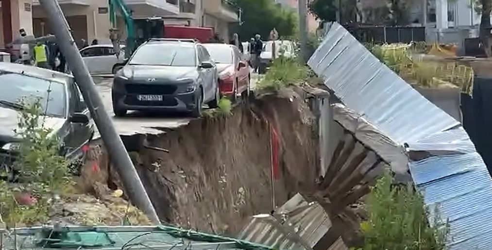 Θεσσαλονίκη: Δείτε τη στιγμή που ΙΧ πέφτει στο κενό μετά από καθίζηση στην Παπάφη (βίντεο)