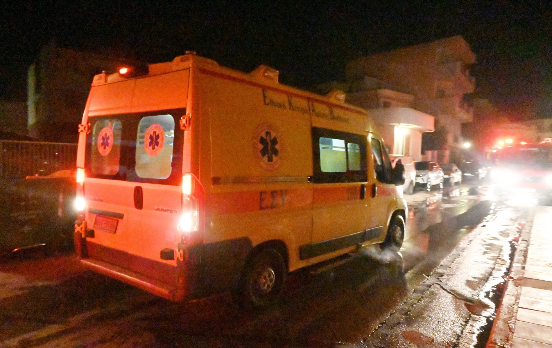 Λιοσίων: Στο ΚΑΤ διασωληνωμένη 16χρονη – Τρεις συλλήψεις για την εγκατάλειψη (βίντεο)