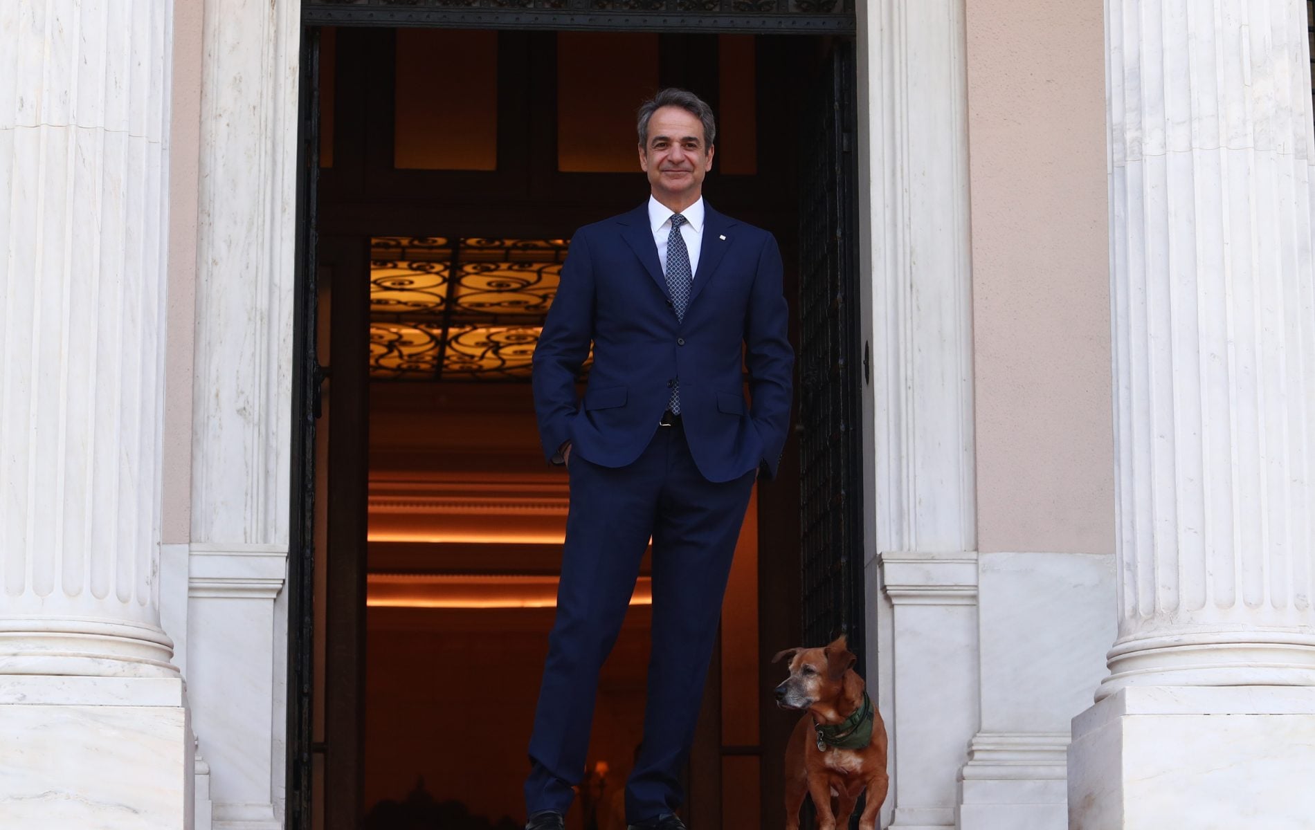 Με υπερπλεόνασμα 2,5 δις και επιδόματα προσπαθεί ο Μητσοτάκης να «πνίξει» τα γαλάζια σκάνδαλα