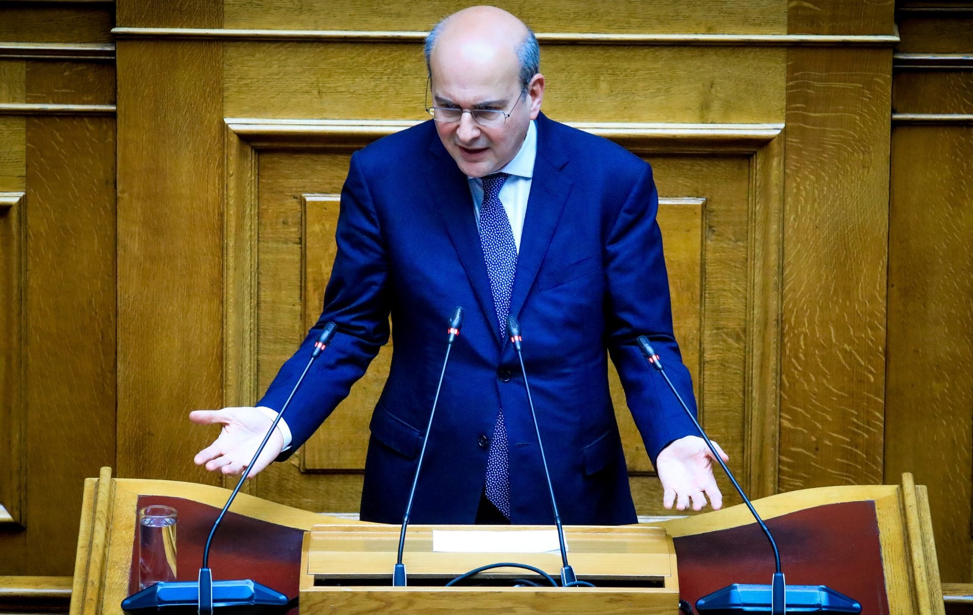 Πρόκληση χωρίς όριο: Ο Χατζηδάκης σε ρόλο «δικαστή» ξεπλένει το σκάνδαλο του ΟΠΕΚΕΠΕ