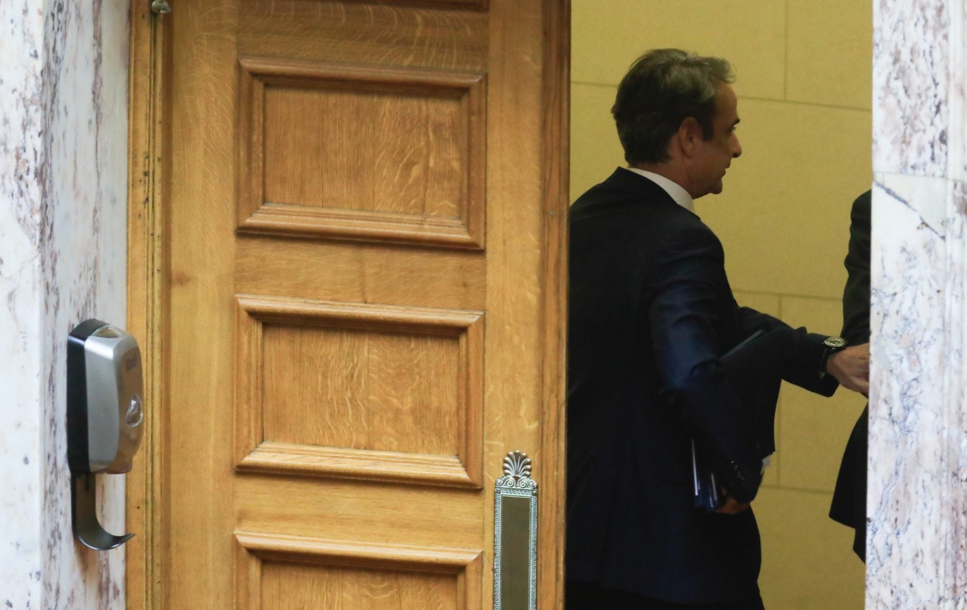 Βουλή: Ο Μητσοτάκης ανάμεσα στον «Σταυρό» των Βουλευτών του και την Ευρωπαϊκή Εισαγγελία