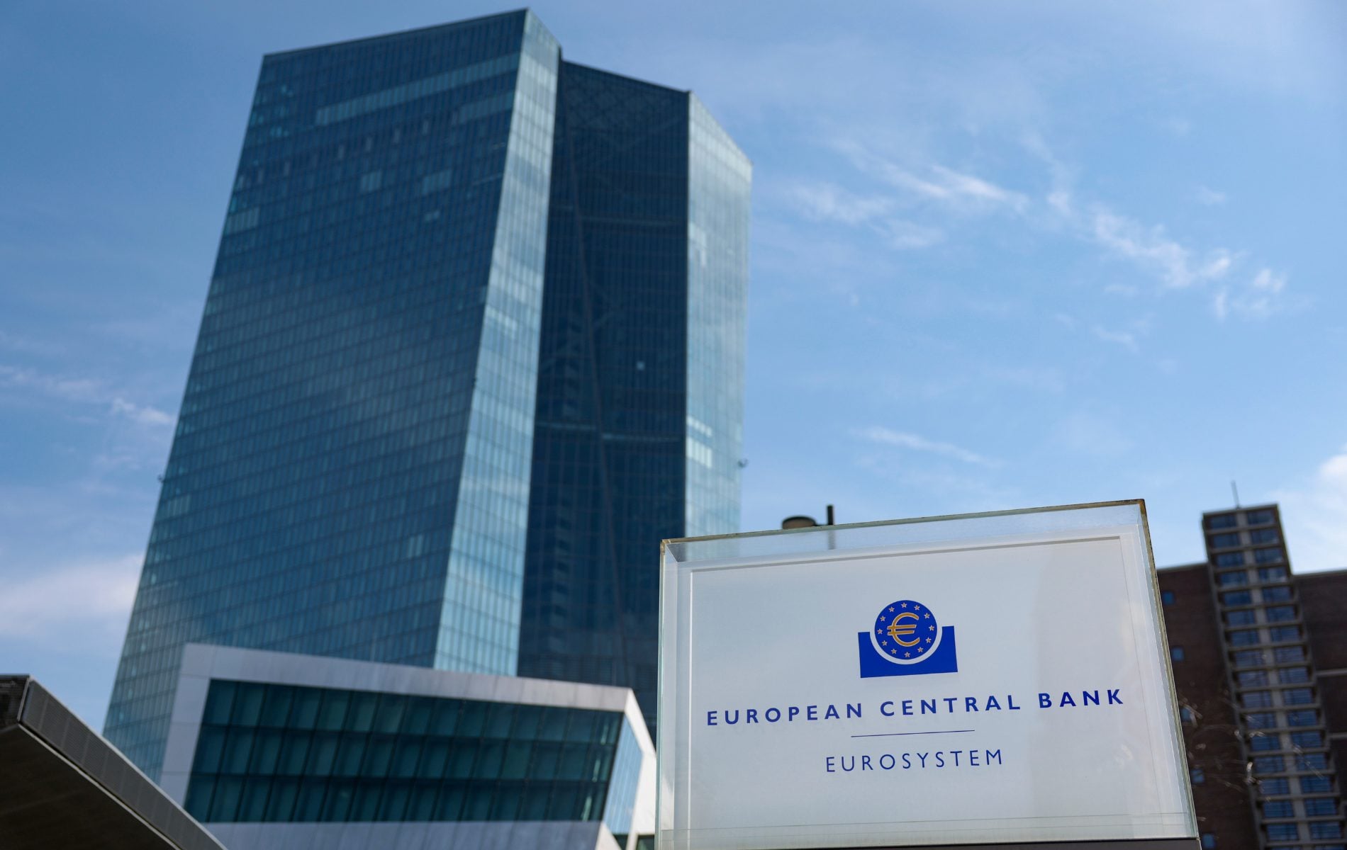 Πόλεμος Ιράν: Στα ύψη το πετρέλαιο – Τα 3 σενάρια της ΕΚΤ