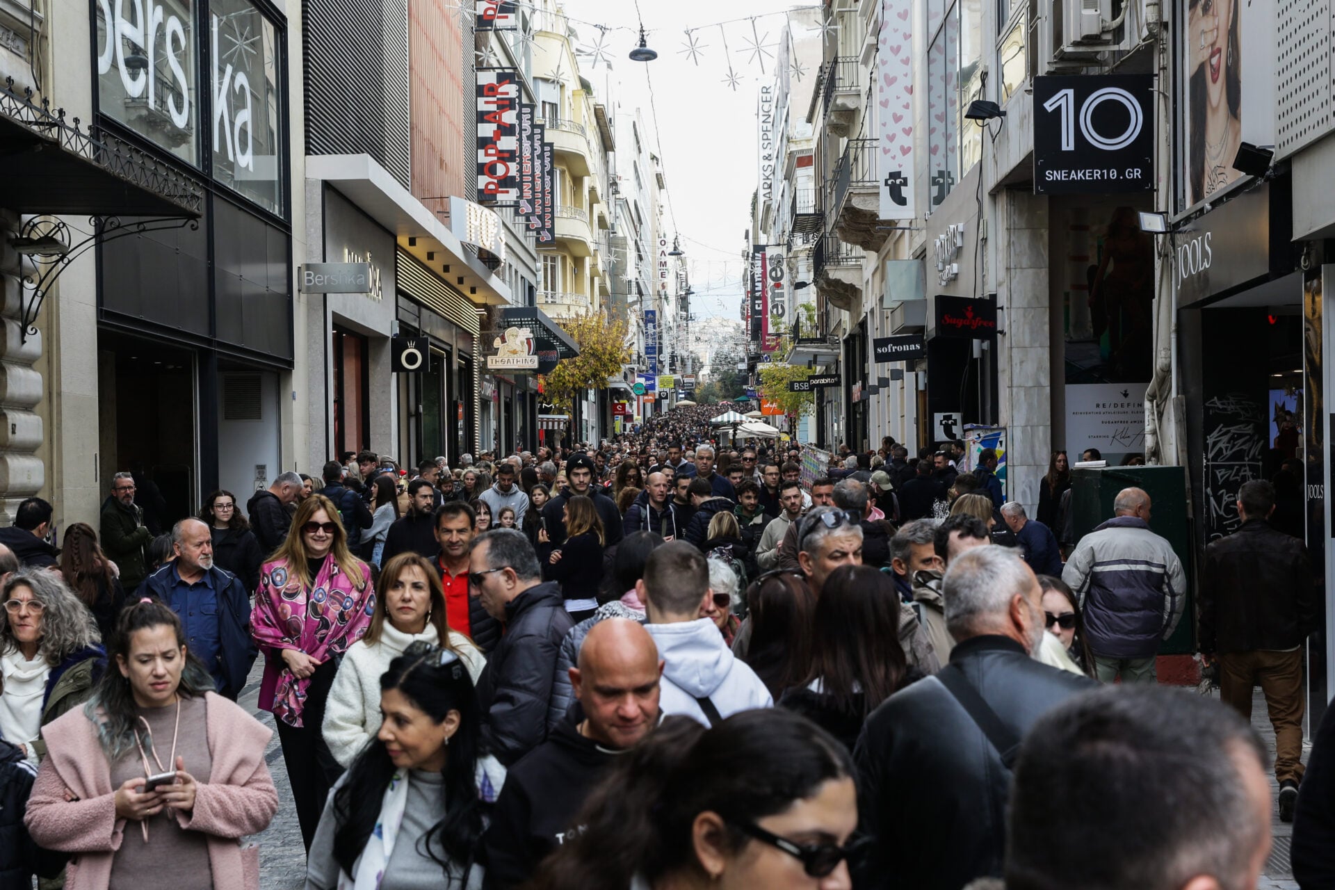 Με μειωμένο ωράριο σούπερ μάρκετ κι εμπορικά καταστήματα – Τι ώρα κατεβάζουν ρολά