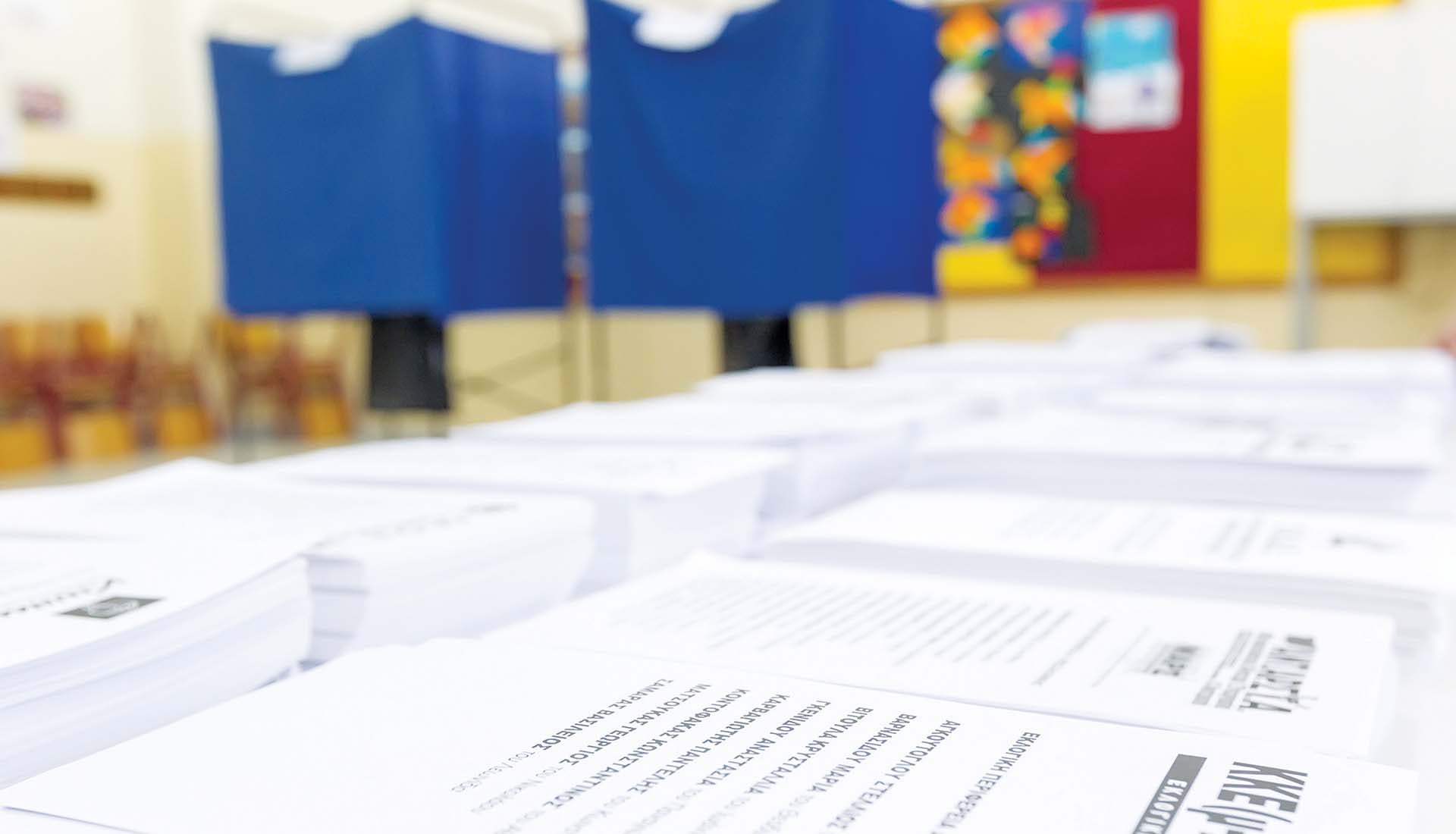 Στις κάλπες οδηγούν τον Μητσοτάκη ακρίβεια και σκάνδαλα