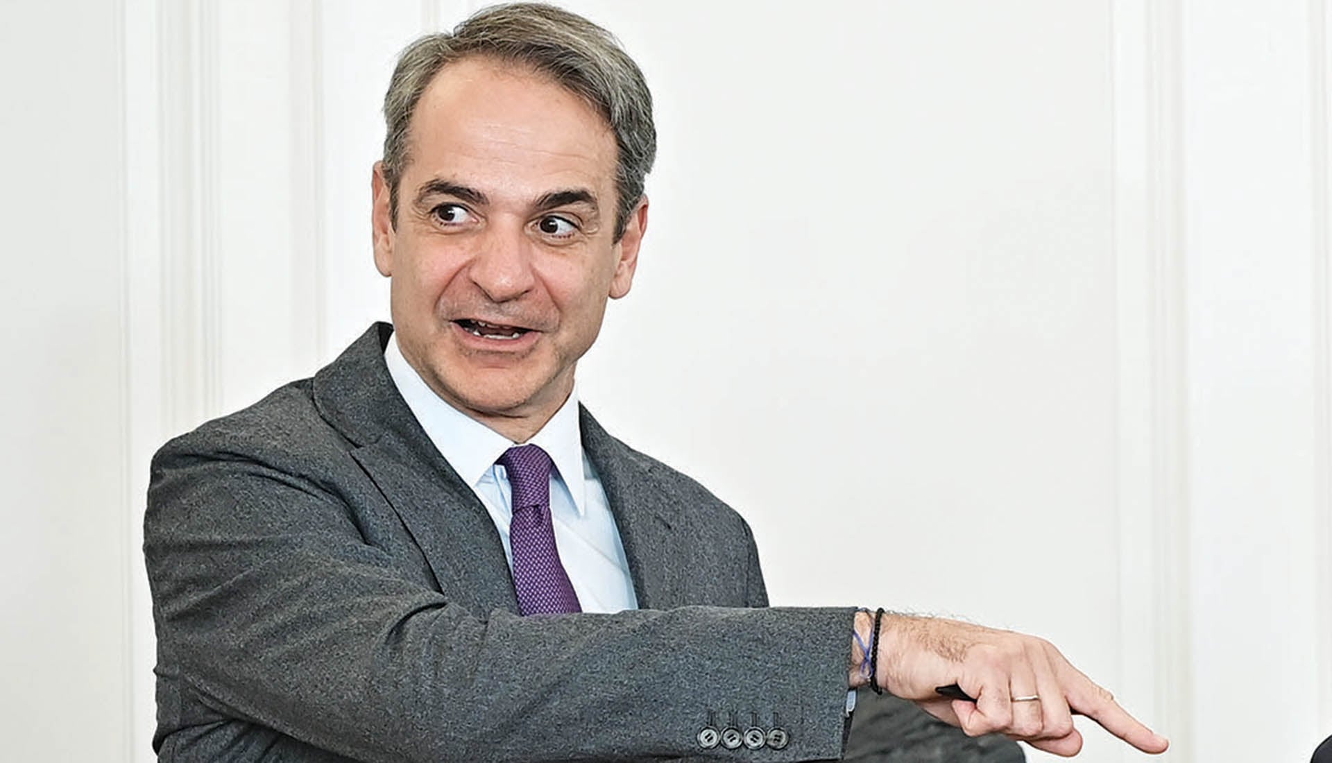 Από πολιτική σάτιρα μέχρι… πίτα καλαμάρι: Ελλάδα σε παράκρουση