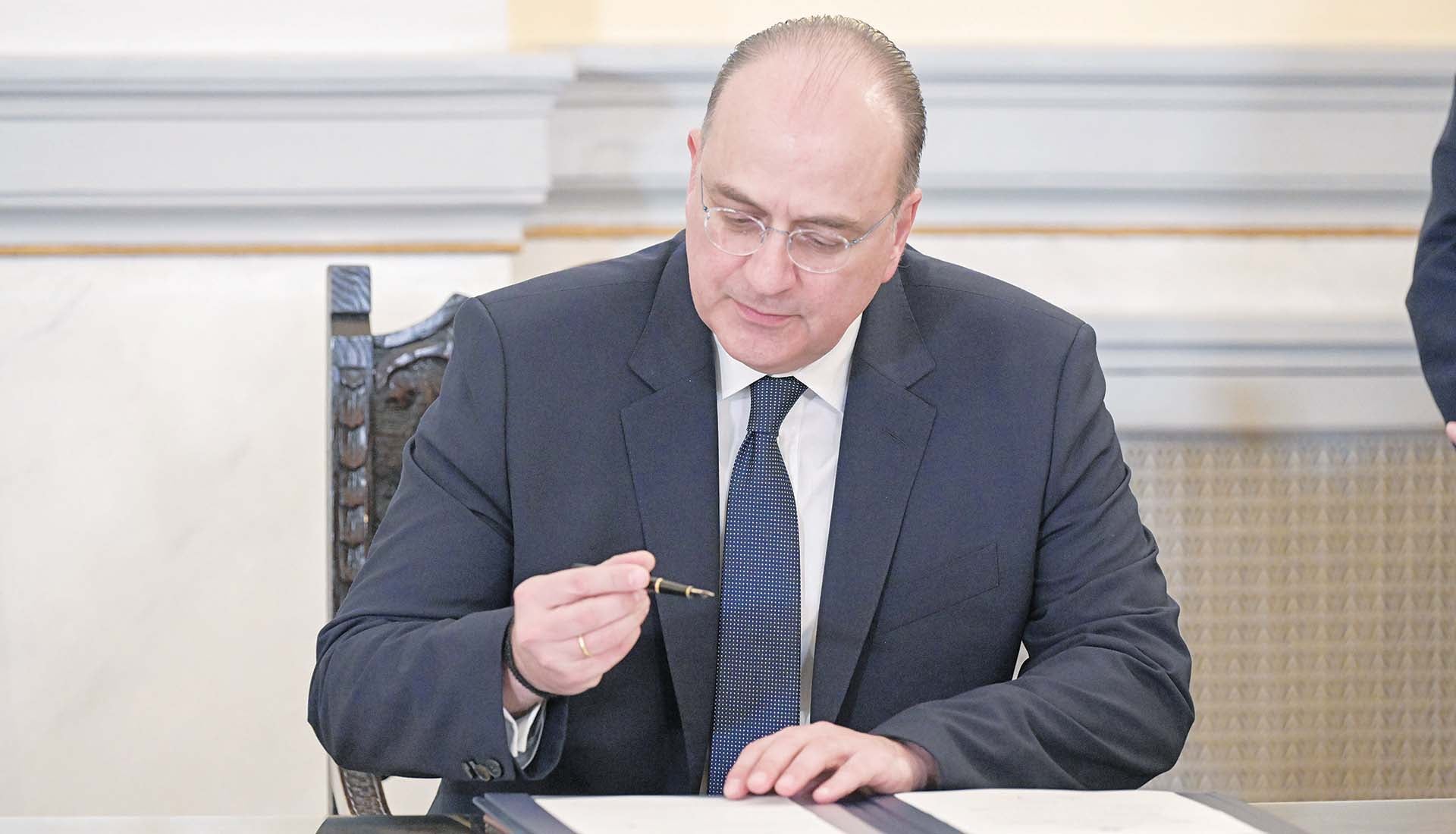 Φουντώνει ο «πόλεμος» για το… πτυχίο Λαζαρίδη