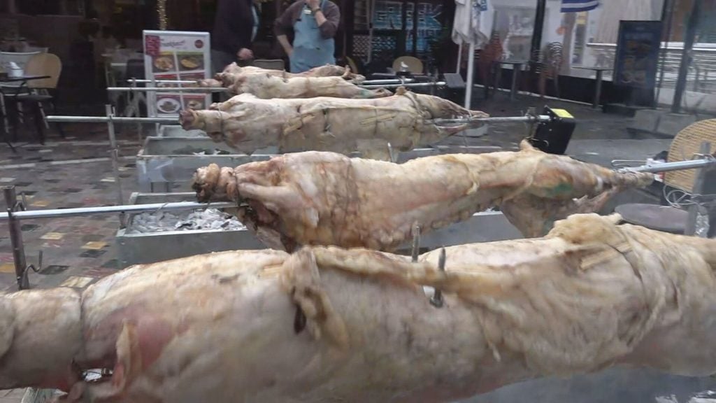 Πασχα στους δρόμους: Πάνω από 150 αρνιά σουβλίζονται στο Μοναστηράκι – 90 σούβλες έβαλε κρεοπωλείο στην πάτρα (ΒΙΝΤΕΟ)