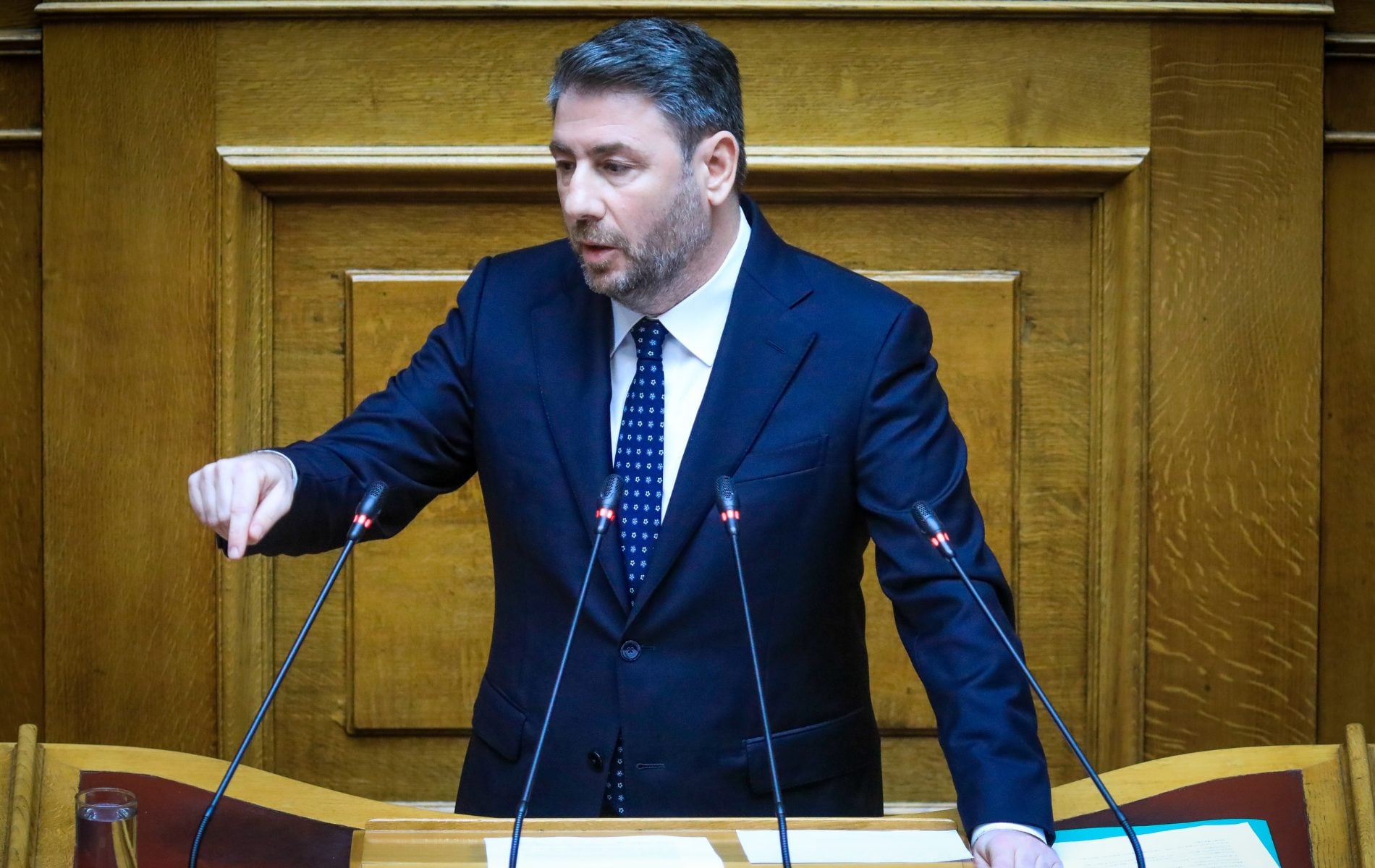 Εκλογές ζήτησε ο Ανδρουλάκης από τη Βουλή- Πατριώτης της φακής και όμηρος του Ντίλιαν ο Μητσοτάκης