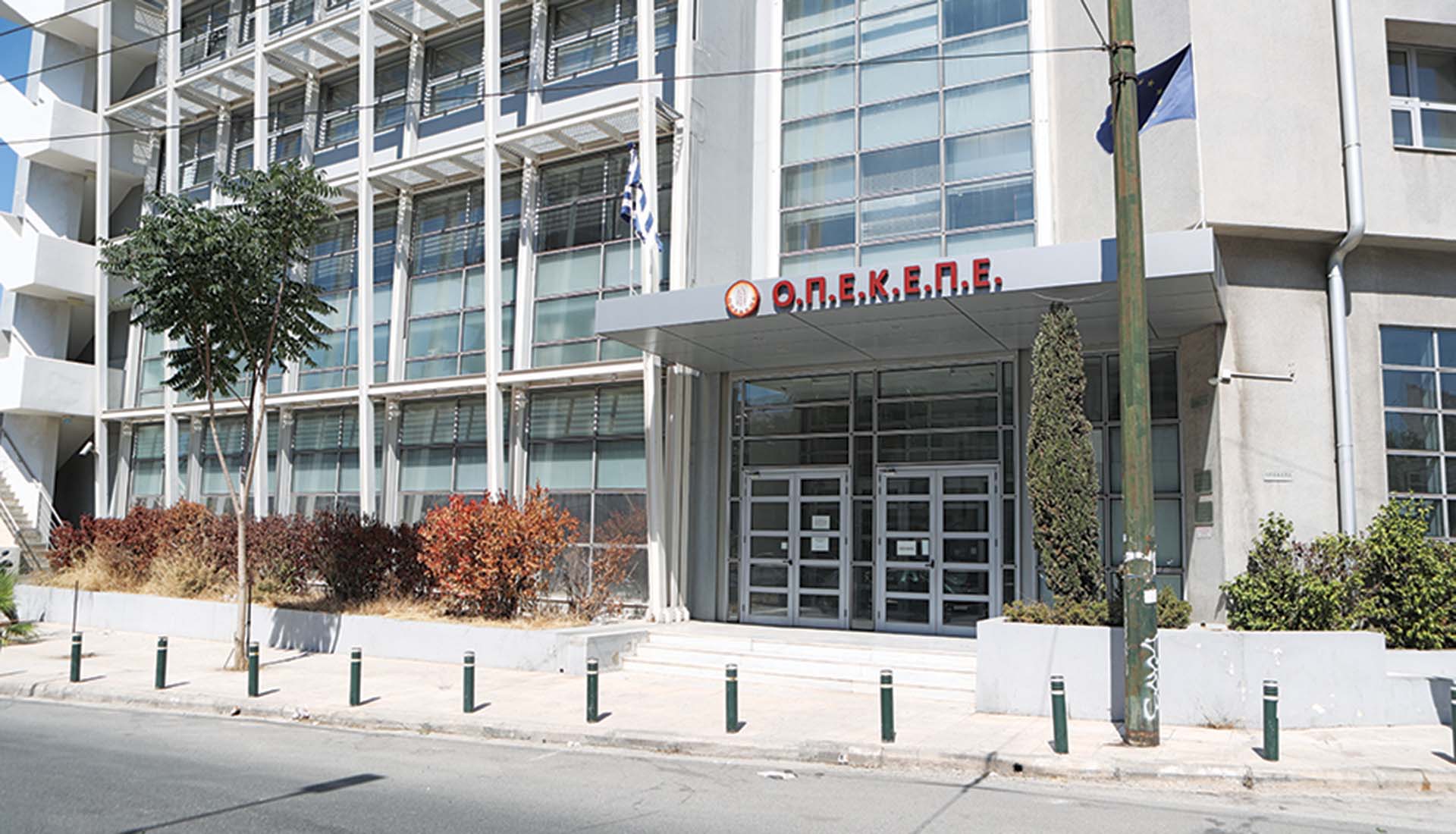 Καυστικά καρφιά και πικρό χιούμορ για την πολιτική πραγματικότητα