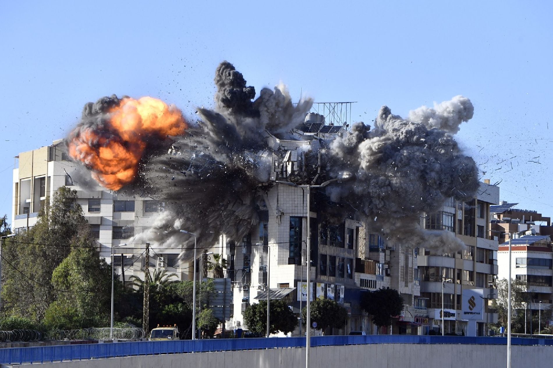 Φλέγεται η Μέση Ανατολή: Διάγγελμα Τραμπ με φόντο εκρήξεις στην Τεχεράνη – Πλήγματα σε στελέχη της Χεζμπολάχ