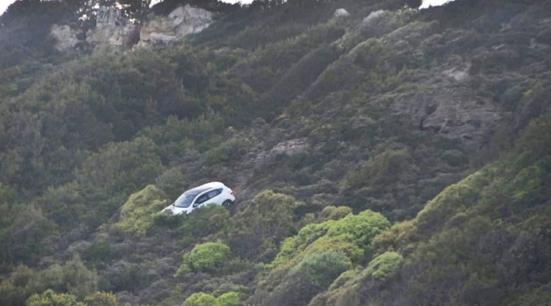 Τρόμος στη Ρόδο: 45χρονος επιχείρησε να ρίξει το αμάξι στο γκρεμό – Βρίσκονταν μέσα το παιδί και η σύζυγός του