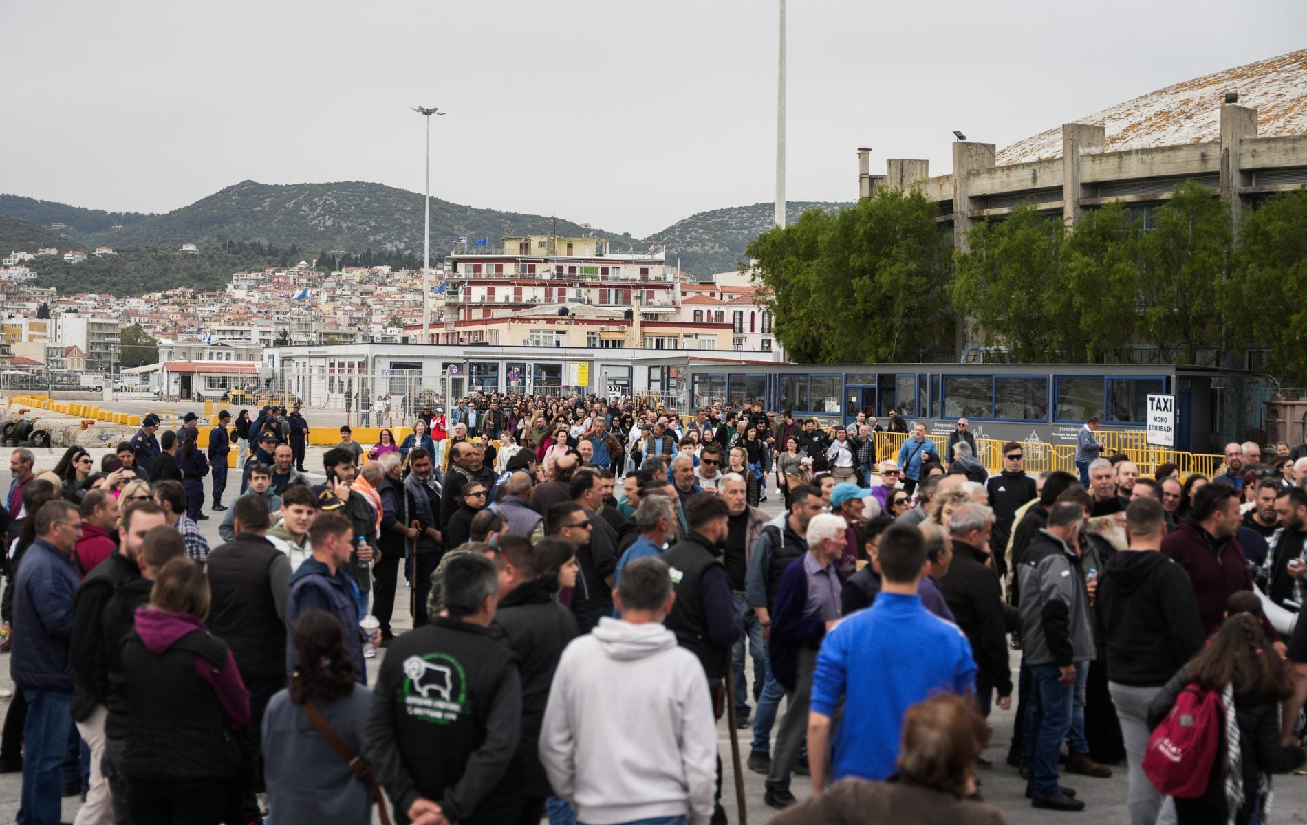 Λέσβος σε Πολιορκία: Άδεια ράφια και τρόμος για επισιτιστική κρίση λόγω του αποκλισμένου λιμανιού