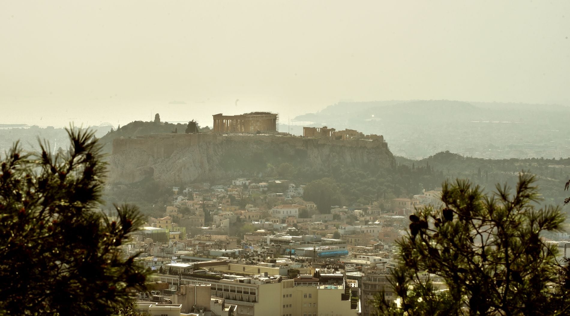Λασποβροχές κι ενισχυμένοι νοτιάδες στο μεγαλύτερο μέρος της χώρας – Πού θα κυμανθεί σήμερα ο υδράργυρος