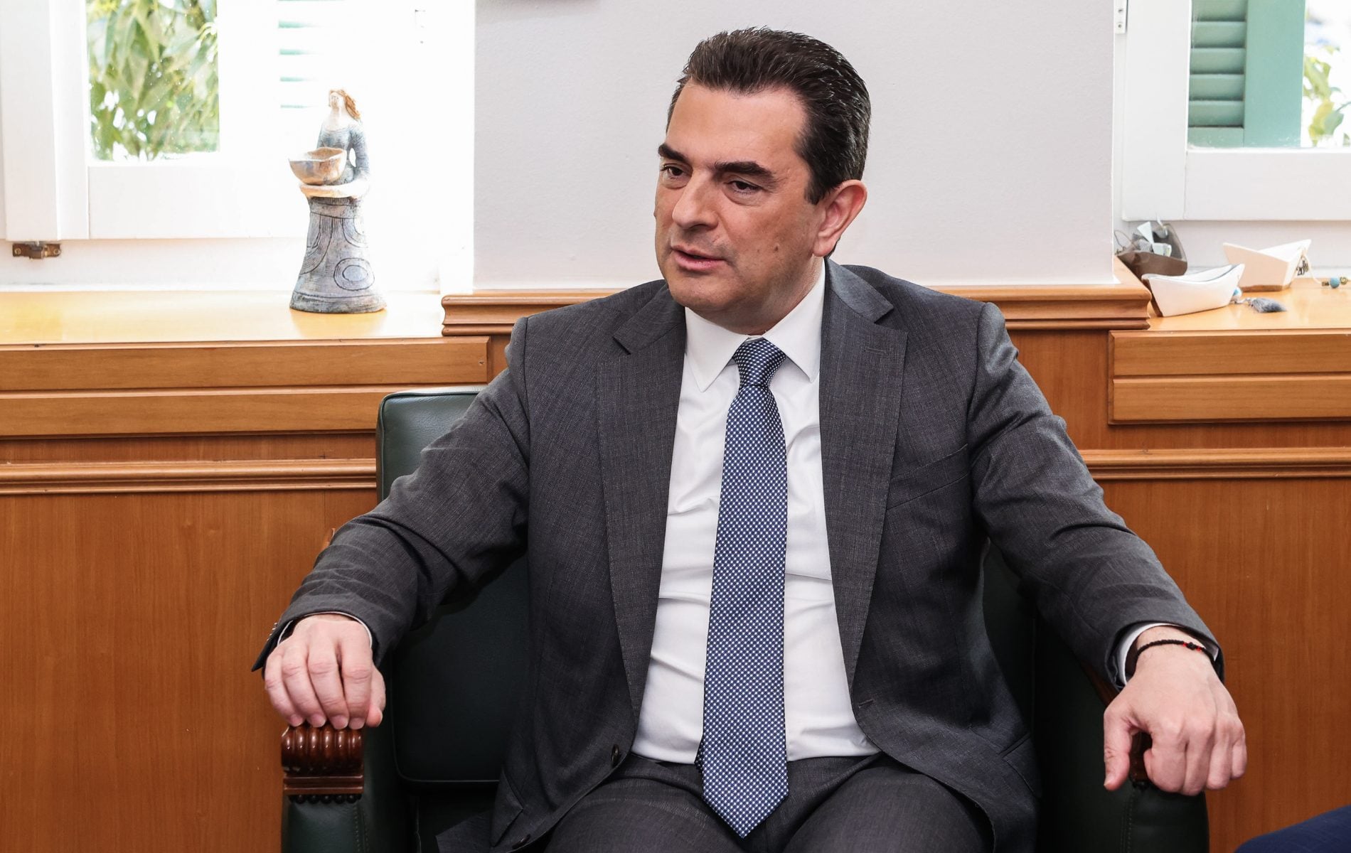 Ντόμινο παραιτήσεων: Ο Σκρέκας παραδίδει τα κλειδιά στον Κονταδάκη