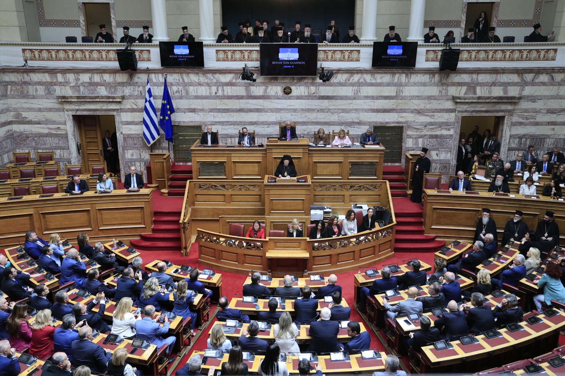 Θεσμική απρέπεια και άδεια έδρανα στην ιστορική ομιλία του Οικουμενικού Πατριάρχη στη βουλή!
