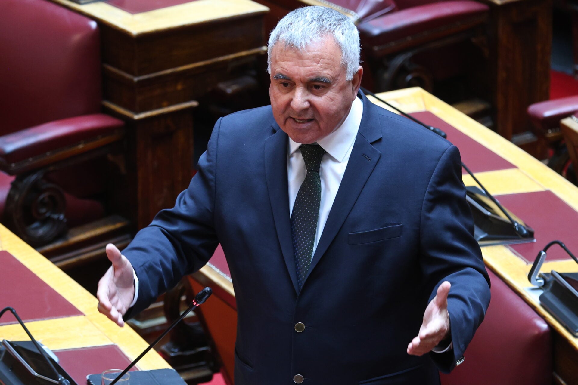 Πολιτική κόντρα στη Βουλή για τη Χίο: Η ατάκα για «γκριζάρισμα» του νησιού που άναψε φωτιές