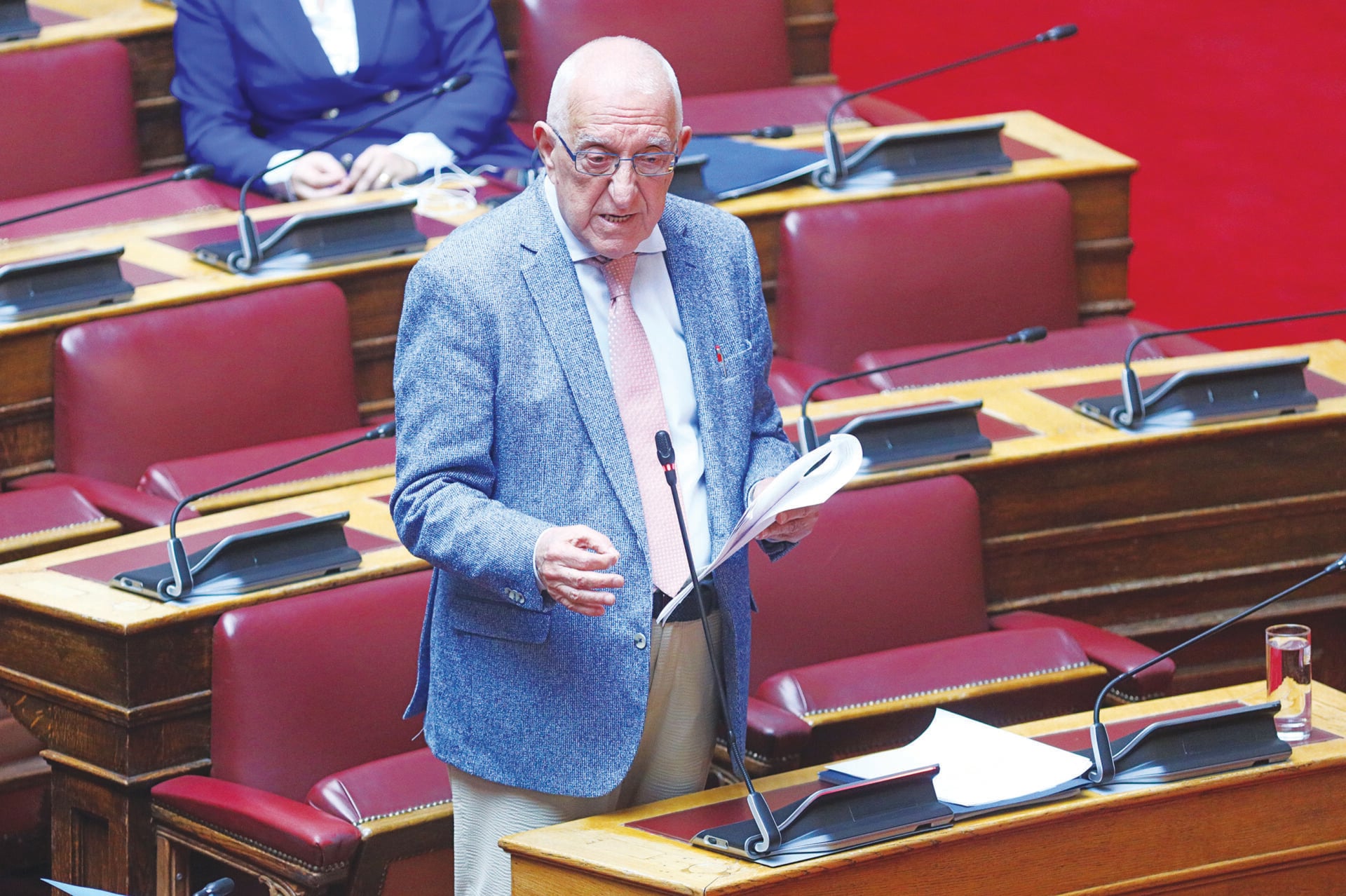Εξετάζει μομφή κατά του Κακλαμάνη