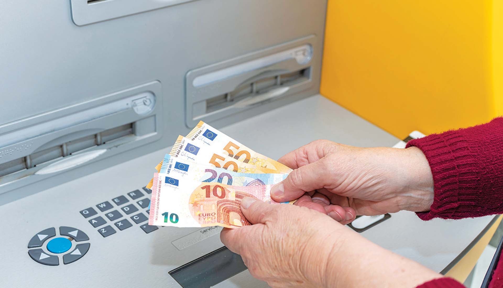 Συντάξεις που τελειώνουν, σκάνδαλα που μένουν
