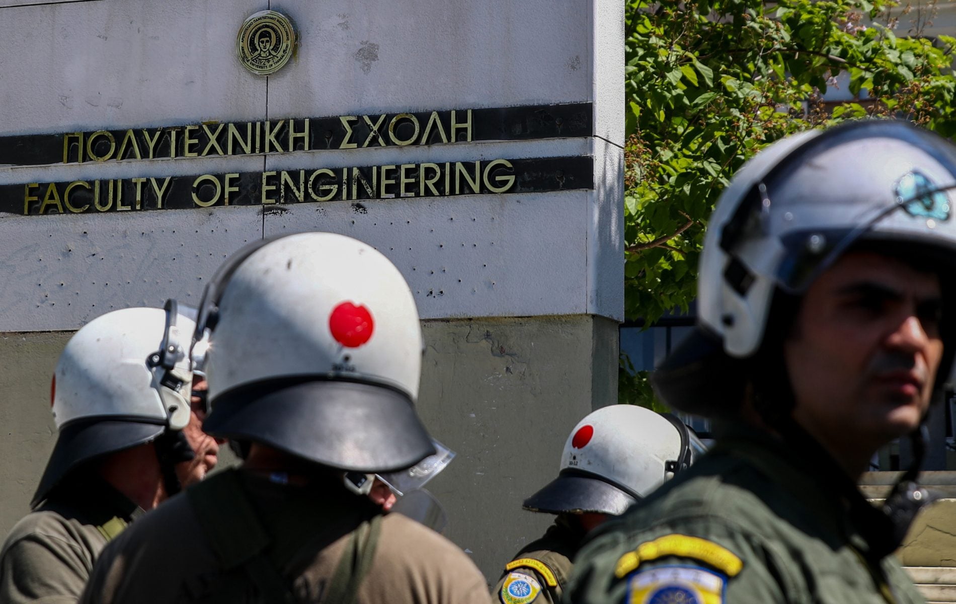 ΑΠΘ: Το παρακράτος των «γνωστών-αγνώστων» ισοπέδωσε το Πανεπιστήμιο – Άγριο ξύλο με ρόπαλα και έξι τραυματίες