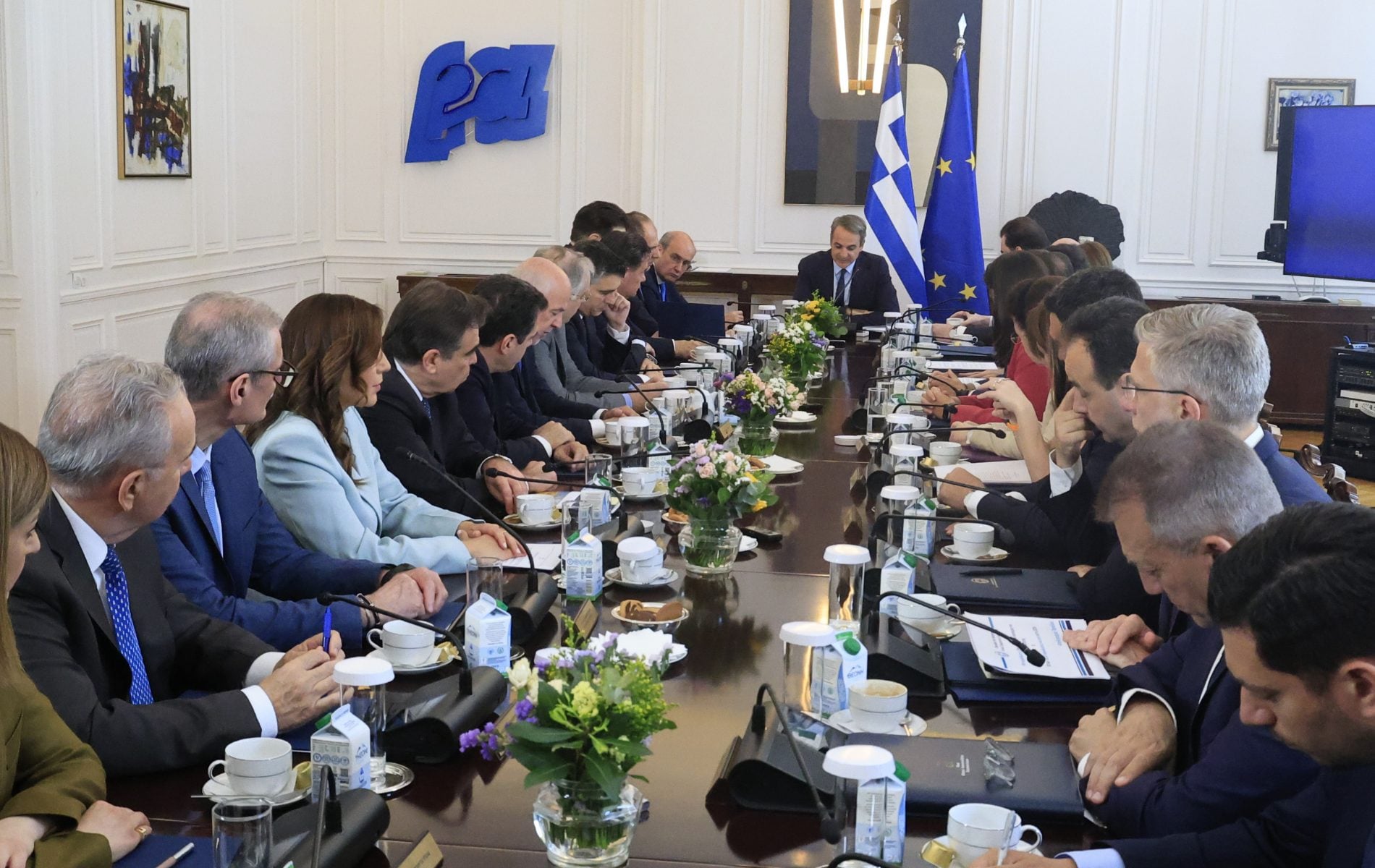 Υπουργικό σε «γυάλινη γυάλα»: Επικοινωνιακά αντίδοτα για την ακρίβεια, μέτωπα με το παρελθόν και η σύμβουλοι ΑΙ