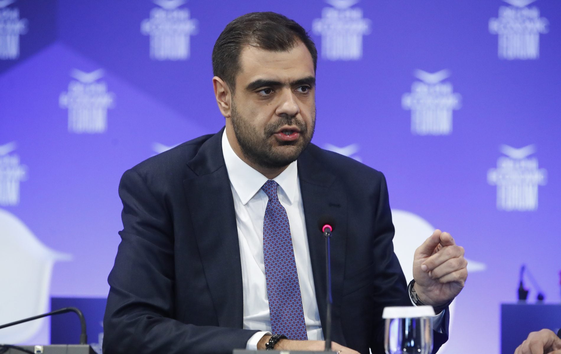 Μαρινάκης: Έσβησε τις φωτιές, κάλυψε τον Γεωργιάδη — Και παραδέχτηκε τον Τσίπρα