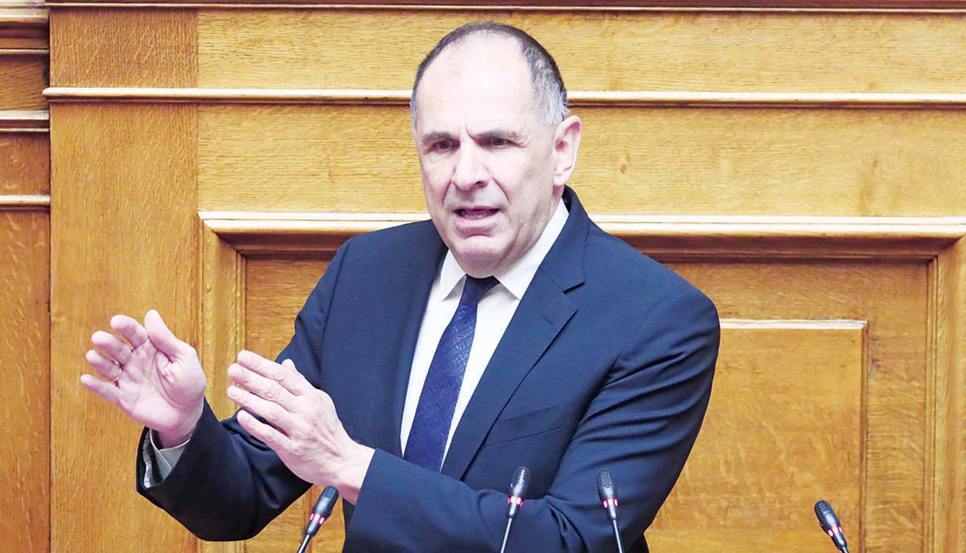 Πολιτικοί με γεμάτες τσέπες, πολίτες με άδειες αντοχές