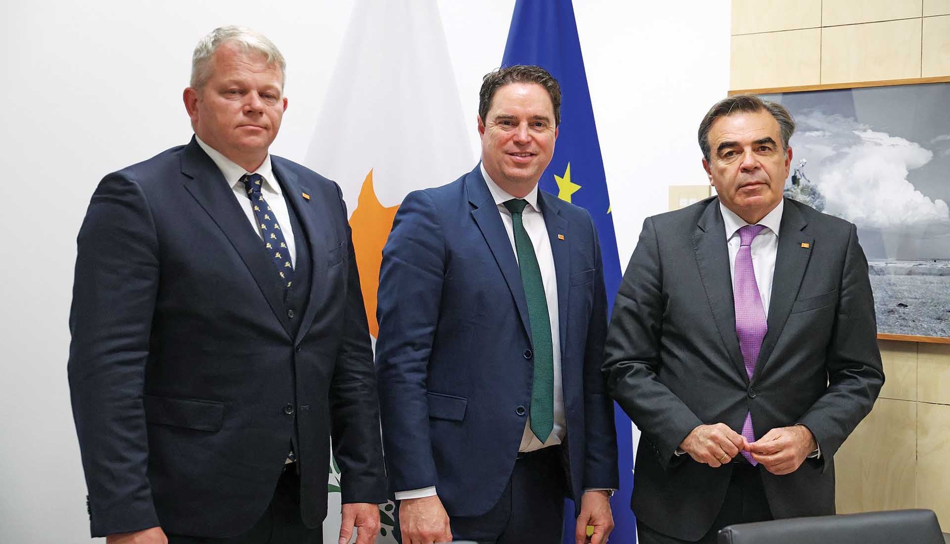 Ο Σχοινάς νομίζει ότι είναι… επίτροπος!