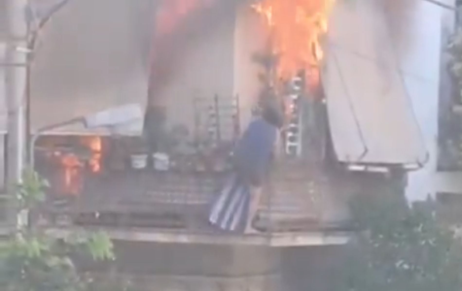 Σύγχρονη ηρωίδα η 75χρονη, σώζει τη σημαία από την φωτιά  (vid)