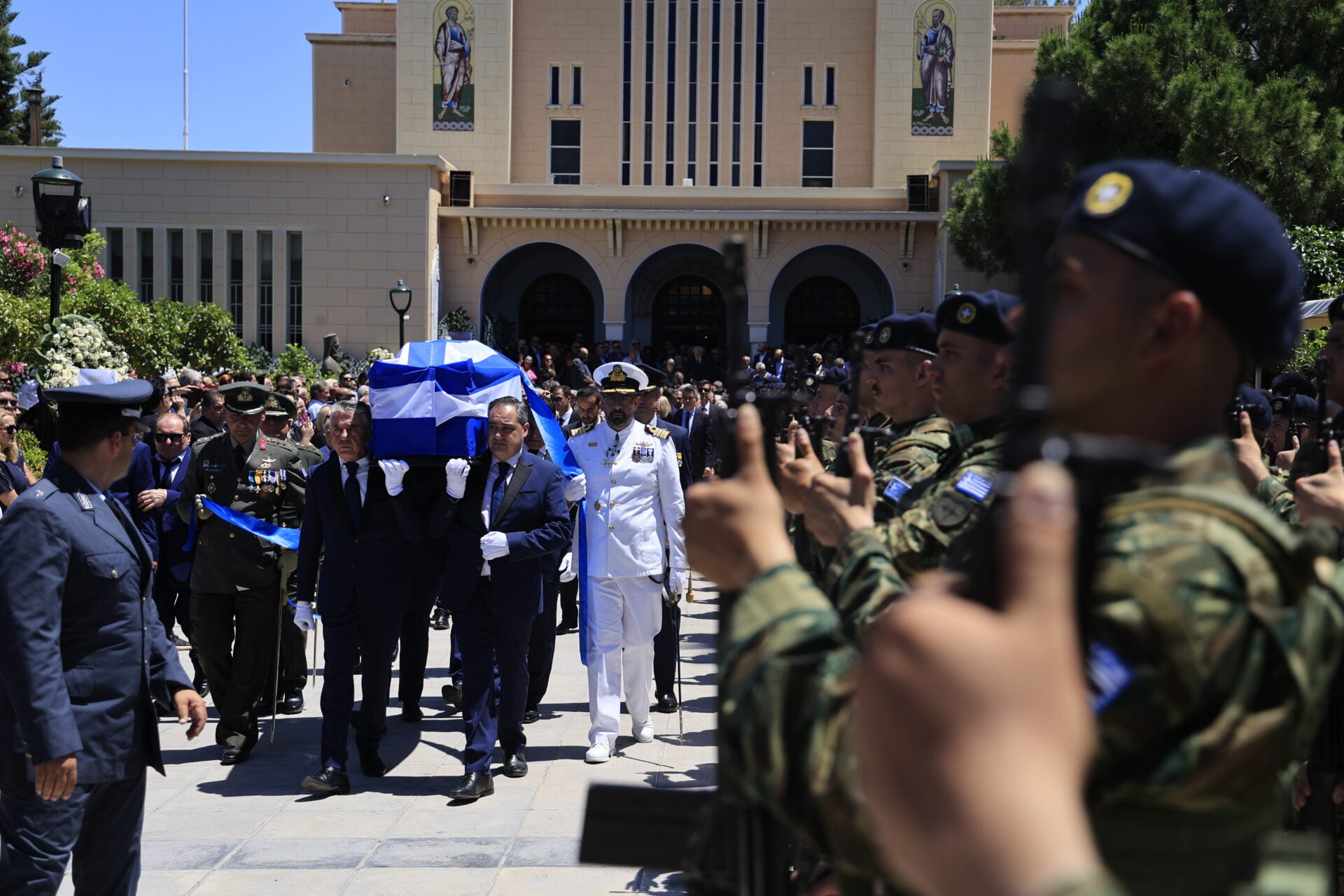 Στην Κόρινθο η κηδεία του Νίκο Ταγαρά – Παρόντες Σαμαράς και Μητσοτάκης