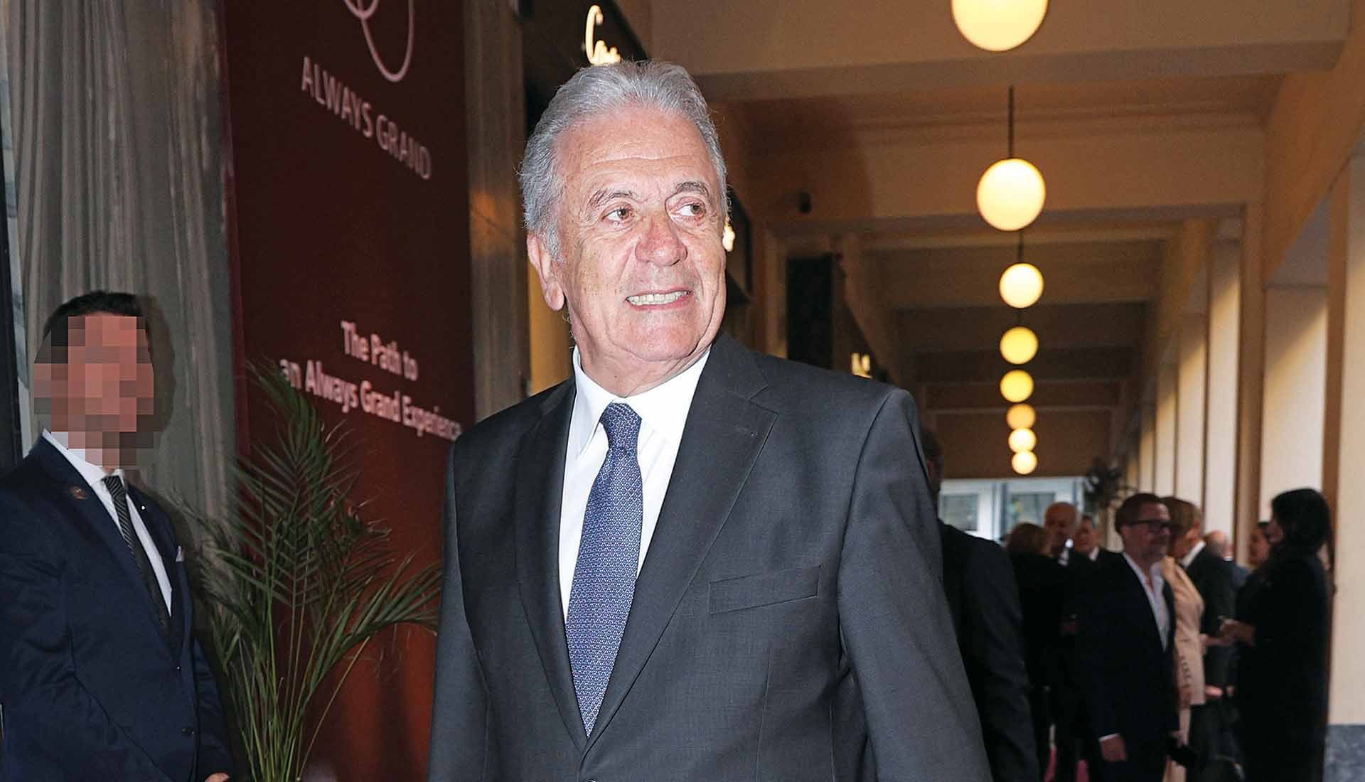 Δημήτρης Αβραμόπουλος: Γκρεμίστηκε το προφίλ της σοβαροφάνειάς του