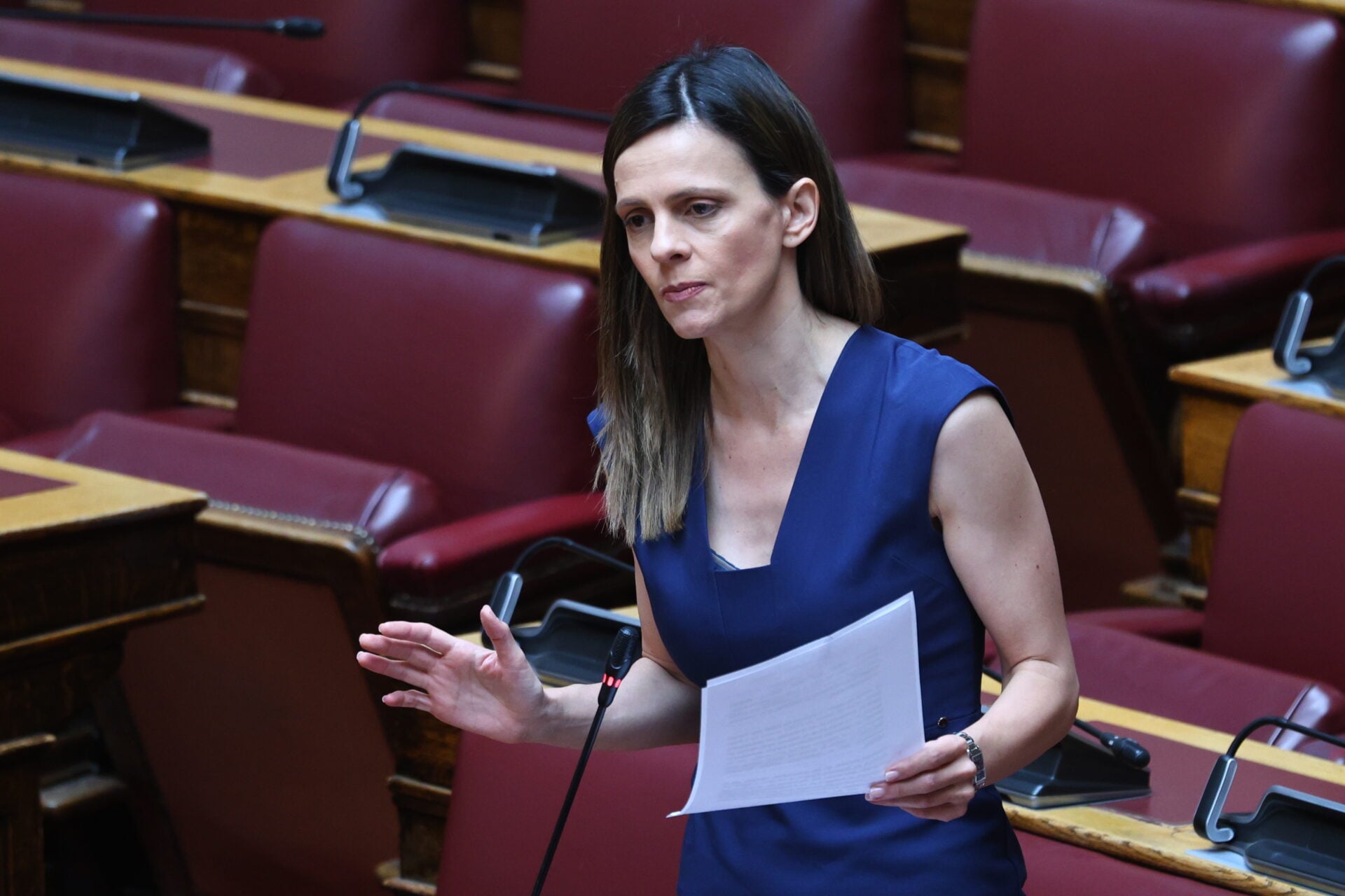 Η Έφη Αχτσιόγλου παραιτείται από βουλευτής – Ποιός παίρνει την έδρα